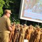 Wali Kota Bekasi, Tri Adhianto, memberikan arahan saat memimpin apel pagi di Plaza Pemkot Bekasi, Senin (7/7/2025). Apel diikuti jajaran ASN dan PPPK sebagai bentuk penguatan kedisiplinan dan kesiapsiagaan menghadapi musim hujan.

