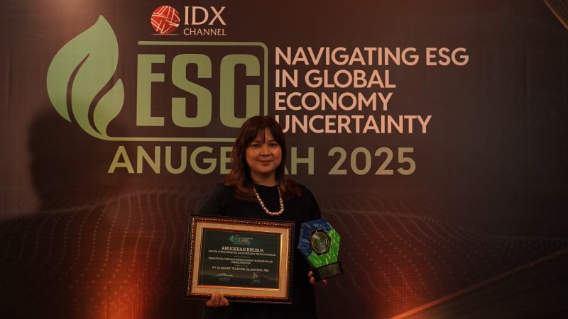Ratu Maulia Ommaya, Head Sustainability PT XL Smart Telecom Sejahtera Tbk (XLSMART), menerima penghargaan pada ajang IDX Channel Anugerah ESG 2025 di Jakarta. XLSMART meraih penghargaan kategori Sektor Infrastruktur Kelistrikan & Telekomunikasi atas program 