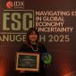 Ratu Maulia Ommaya, Head Sustainability PT XL Smart Telecom Sejahtera Tbk (XLSMART), menerima penghargaan pada ajang IDX Channel Anugerah ESG 2025 di Jakarta. XLSMART meraih penghargaan kategori Sektor Infrastruktur Kelistrikan & Telekomunikasi atas program 