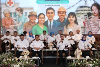 Direktur Utama BPJS Kesehatan Ghufron Mukti (duduk, keempat dari kanan) bersama jajaran direksi dan Dewan Pengawas saat menyampaikan paparan dalam kegiatan Public Expose: Pengelolaan Program dan Keuangan BPJS Kesehatan Tahun 2024, yang digelar di Jakarta, Senin (14/7/2025). Acara ini menegaskan komitmen BPJS Kesehatan dalam memperluas akses layanan JKN hingga pelosok negeri melalui berbagai inovasi digital dan kerja sama lintas sektor.