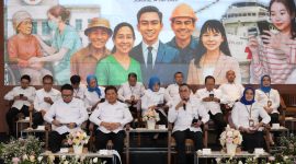 Direktur Utama BPJS Kesehatan Ghufron Mukti (duduk, keempat dari kanan) bersama jajaran direksi dan Dewan Pengawas saat menyampaikan paparan dalam kegiatan Public Expose: Pengelolaan Program dan Keuangan BPJS Kesehatan Tahun 2024, yang digelar di Jakarta, Senin (14/7/2025). Acara ini menegaskan komitmen BPJS Kesehatan dalam memperluas akses layanan JKN hingga pelosok negeri melalui berbagai inovasi digital dan kerja sama lintas sektor.