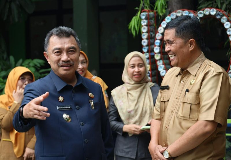 Wakil Wali Kota Bekasi, Abdul Harris Bobihoe (kiri), berbincang akrab dengan Kepala Dinas Pendidikan Kota Bekasi, Inayatullah (kanan), saat meninjau pelaksanaan Masa Pengenalan Lingkungan Sekolah (MPLS) di salah satu sekolah di Kota Bekasi, Senin (14/7/2025). Kunjungan ini sekaligus menjadi momen penyampaian pesan penting agar MPLS berlangsung aman, edukatif, dan bebas dari praktik perundungan.

