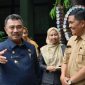 Wakil Wali Kota Bekasi, Abdul Harris Bobihoe (kiri), berbincang akrab dengan Kepala Dinas Pendidikan Kota Bekasi, Inayatullah (kanan), saat meninjau pelaksanaan Masa Pengenalan Lingkungan Sekolah (MPLS) di salah satu sekolah di Kota Bekasi, Senin (14/7/2025). Kunjungan ini sekaligus menjadi momen penyampaian pesan penting agar MPLS berlangsung aman, edukatif, dan bebas dari praktik perundungan.

