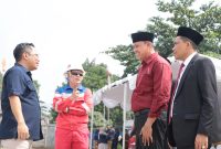 Wali Kota Bekasi, Tri Adhianto (kemeja merah), bersama Dirut PT Migas (Perseroda) Apung Widadi (kanan), berbincang dengan perwakilan Foster Oil & Energy dan tim lapangan saat meninjau lokasi sumur Jatinegara 1 di Kecamatan Jatisampurna, Selasa (15/7/2025). 