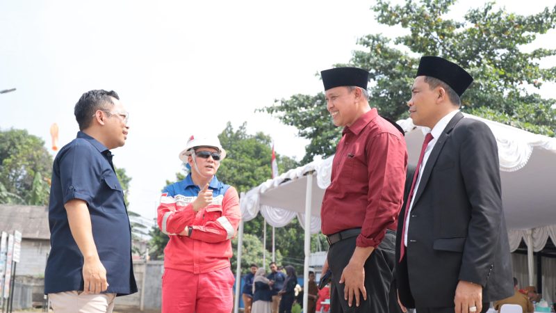 Wali Kota Bekasi, Tri Adhianto (kemeja merah), bersama Dirut PT Migas (Perseroda) Apung Widadi (kanan), berbincang dengan perwakilan Foster Oil & Energy dan tim lapangan saat meninjau lokasi sumur Jatinegara 1 di Kecamatan Jatisampurna, Selasa (15/7/2025). 