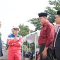 Wali Kota Bekasi, Tri Adhianto (kemeja merah), bersama Dirut PT Migas (Perseroda) Apung Widadi (kanan), berbincang dengan perwakilan Foster Oil & Energy dan tim lapangan saat meninjau lokasi sumur Jatinegara 1 di Kecamatan Jatisampurna, Selasa (15/7/2025). 