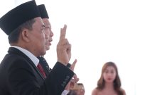 Dua Direktur Utama Badan Usaha Milik Daerah (BUMD) Kota Bekasi, David Hendradjid Rahardja dan Aldo Sirait, mengucapkan sumpah jabatan di hadapan Wali Kota Bekasi, Tri Adhianto, pada pelantikan resmi yang digelar Selasa, 15 Juli 2025. Pelantikan ini menandai awal masa kepemimpinan baru untuk periode 2025–2030.

Jika ingin versi yang lebih singkat untuk media sosial, bisa juga:
Pelantikan dua Dirut baru BUMD Kota Bekasi, Selasa (15/7), resmi dimulai dengan pengucapan sumpah jabatan.