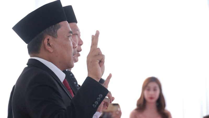 Dua Direktur Utama Badan Usaha Milik Daerah (BUMD) Kota Bekasi, David Hendradjid Rahardja dan Aldo Sirait, mengucapkan sumpah jabatan di hadapan Wali Kota Bekasi, Tri Adhianto, pada pelantikan resmi yang digelar Selasa, 15 Juli 2025. Pelantikan ini menandai awal masa kepemimpinan baru untuk periode 2025–2030.

Jika ingin versi yang lebih singkat untuk media sosial, bisa juga:
Pelantikan dua Dirut baru BUMD Kota Bekasi, Selasa (15/7), resmi dimulai dengan pengucapan sumpah jabatan.