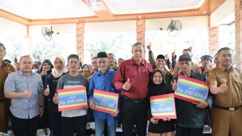 Wali Kota Bekasi, Tri Adhianto, didampingi Wakil Ketua DPRD Kota Bekasi Faisal, S.E., Kepala Dinas Sosial Alexander Zulkarnain, dan Camat Jatiasih Ashari, S.T., M.M., berfoto bersama para Keluarga Penerima Manfaat (KPM) usai penyaluran Bantuan Langsung Tunai (BLT) DBHCHT sebesar Rp250.000, di Kantor Kecamatan Jatiasih, Selasa (15/7/2025).