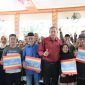 Wali Kota Bekasi, Tri Adhianto, didampingi Wakil Ketua DPRD Kota Bekasi Faisal, S.E., Kepala Dinas Sosial Alexander Zulkarnain, dan Camat Jatiasih Ashari, S.T., M.M., berfoto bersama para Keluarga Penerima Manfaat (KPM) usai penyaluran Bantuan Langsung Tunai (BLT) DBHCHT sebesar Rp250.000, di Kantor Kecamatan Jatiasih, Selasa (15/7/2025).
