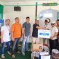 Perwakilan PNM Cabang Bekasi menyerahkan secara simbolis bantuan pendidikan dalam program Ruang Pintar kepada pimpinan Pondok Pesantren Nahdlatul Wathan, KH. Muhammad Suhaidi, disaksikan tokoh masyarakat, guru, dan tim PNM.