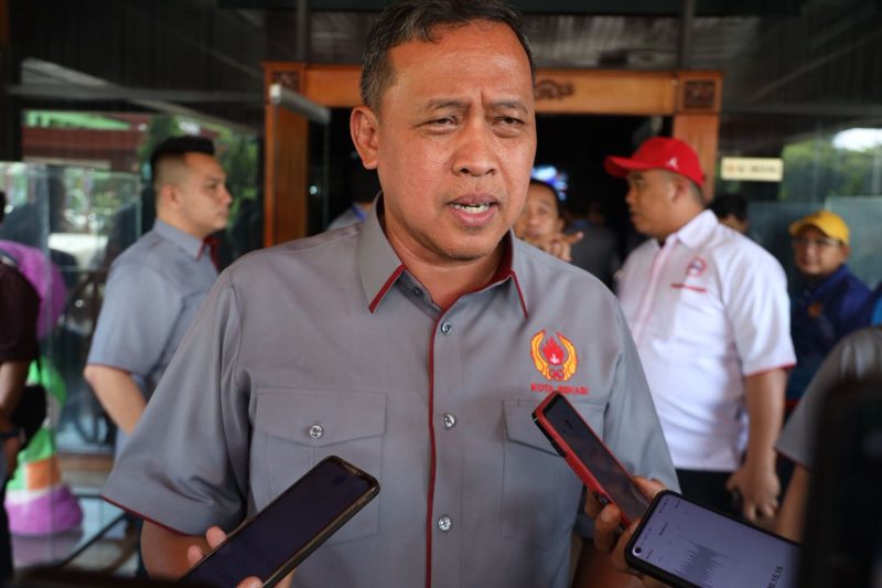 Wali Kota Bekasi sekaligus Ketua Umum KONI Kota Bekasi, Tri Adhianto, memberikan keterangan kepada awak media usai memimpin Rapat Kerja KONI Kota Bekasi Tahun 2025 di Balai Patriot, Sabtu (26/7/2025). Dalam rapat tersebut, Tri menegaskan kesiapan Kota Bekasi menjadi tuan rumah Porprov XV Jawa Barat 2026 dan menargetkan juara umum.

