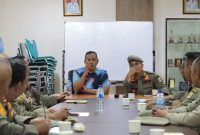Wali Kota Bekasi Tri Adhianto memberikan arahan langsung kepada jajaran Satpol PP Kota Bekasi saat melakukan inspeksi mendadak (sidak) di Kantor Satpol PP, Selasa (29/7/2025). Sidak ini bertujuan memastikan kesiapan personel dalam menjaga ketertiban umum dan menegakkan peraturan daerah.

