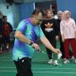 Wakil Wali Kota Bekasi, Abdul Harris Bobihoe, menunjukkan aksi memukau saat bertanding dalam laga pembuka Turnamen Bulu Tangkis antar Kelurahan dan UPTD se-Kecamatan Mustika Jaya, Rabu (30/7/2025) di GOR Bulu Tangkis Mustika Jaya. Turnamen ini digelar untuk menyemarakkan HUT ke-80 RI dan mempererat silaturahmi antar aparatur.

