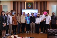 Wakil Wali Kota Bekasi Abdul Harris Bobihoe menerima kunjungan Pandawara Group dalam upaya kolaborasi edukasi dan aksi kebersihan lingkungan, Rabu (30/7/2025), di ruang kerja Wawali.

