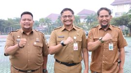 Kepala Dinas Kebudayaan, Pemuda, dan Olahraga (Disbudpora) Kabupaten Bekasi Iman Nugraha (tengah) bersama jajaran di lingkungan Disbudpora usai apel pagi di Plaza Pemkab Bekasi, Senin (14/07/2025). Disbudpora tengah menyiapkan pembukaan pendaftaran Beasiswa Pendidikan Pintar (Banpin) 2025.

