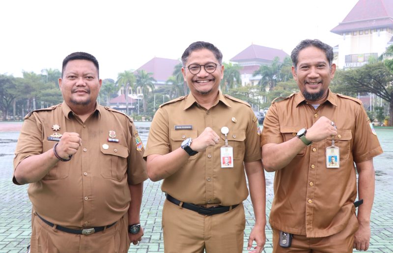Kepala Dinas Kebudayaan, Pemuda, dan Olahraga (Disbudpora) Kabupaten Bekasi Iman Nugraha (tengah) bersama jajaran di lingkungan Disbudpora usai apel pagi di Plaza Pemkab Bekasi, Senin (14/07/2025). Disbudpora tengah menyiapkan pembukaan pendaftaran Beasiswa Pendidikan Pintar (Banpin) 2025.

