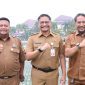Kepala Dinas Kebudayaan, Pemuda, dan Olahraga (Disbudpora) Kabupaten Bekasi Iman Nugraha (tengah) bersama jajaran di lingkungan Disbudpora usai apel pagi di Plaza Pemkab Bekasi, Senin (14/07/2025). Disbudpora tengah menyiapkan pembukaan pendaftaran Beasiswa Pendidikan Pintar (Banpin) 2025.

