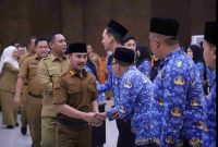 Bupati Bekasi, Ade Kuswara Kunang, memimpin pelantikan dan pengambilan sumpah jabatan 56 ASN dalam jabatan fungsional di Aula KH. Noer Ali, Cikarang Pusat, Senin (28/07/2025). Ia menekankan pentingnya integritas dan pelayanan publik dalam menjalankan amanah jabatan.

