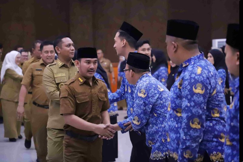 Bupati Bekasi, Ade Kuswara Kunang, memimpin pelantikan dan pengambilan sumpah jabatan 56 ASN dalam jabatan fungsional di Aula KH. Noer Ali, Cikarang Pusat, Senin (28/07/2025). Ia menekankan pentingnya integritas dan pelayanan publik dalam menjalankan amanah jabatan.

