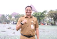 Kepala Dinas Kebudayaan, Pemuda, dan Olahraga (Disbudpora) Kabupaten Bekasi, Iman Nugraha, memberikan semangat usai memimpin apel pagi di Plaza Pemkab Bekasi, Senin (14/7/2025). Disbudpora tengah mempersiapkan sejumlah agenda olahraga dan budaya dalam rangka menyambut Hari Jadi ke-75 Kabupaten Bekasi dan HUT ke-80 Kemerdekaan RI.