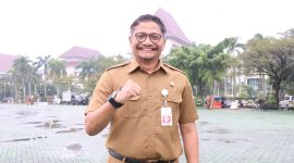 Kepala Dinas Kebudayaan, Pemuda, dan Olahraga (Disbudpora) Kabupaten Bekasi, Iman Nugraha, memberikan semangat usai memimpin apel pagi di Plaza Pemkab Bekasi, Senin (14/7/2025). Disbudpora tengah mempersiapkan sejumlah agenda olahraga dan budaya dalam rangka menyambut Hari Jadi ke-75 Kabupaten Bekasi dan HUT ke-80 Kemerdekaan RI.