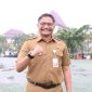 Kepala Dinas Kebudayaan, Pemuda, dan Olahraga (Disbudpora) Kabupaten Bekasi, Iman Nugraha, memberikan semangat usai memimpin apel pagi di Plaza Pemkab Bekasi, Senin (14/7/2025). Disbudpora tengah mempersiapkan sejumlah agenda olahraga dan budaya dalam rangka menyambut Hari Jadi ke-75 Kabupaten Bekasi dan HUT ke-80 Kemerdekaan RI.