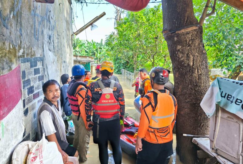 Tim gabungan dari BPBD, relawan Korgad Rescue, dan aparat setempat bersiap melakukan evakuasi warga terdampak banjir di Desa Satriajaya, Kecamatan Tambun Utara, Kabupaten Bekasi, Selasa (8/7/2025).