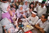 Gubernur Jawa Barat Kang Dedi Mulyadi (KDM) berdialog hangat dengan para tenaga kesehatan saat kunjungan kerja bersama Menteri Kesehatan RI di Kecamatan Serang Baru, Kabupaten Bekasi, Rabu (23/07/2025). Kunjungan ini menjadi bagian dari komitmen penanganan penyakit kusta, termasuk dukungan insentif dan pemenuhan gizi pasien.

