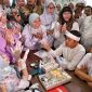 Gubernur Jawa Barat Kang Dedi Mulyadi (KDM) berdialog hangat dengan para tenaga kesehatan saat kunjungan kerja bersama Menteri Kesehatan RI di Kecamatan Serang Baru, Kabupaten Bekasi, Rabu (23/07/2025). Kunjungan ini menjadi bagian dari komitmen penanganan penyakit kusta, termasuk dukungan insentif dan pemenuhan gizi pasien.

