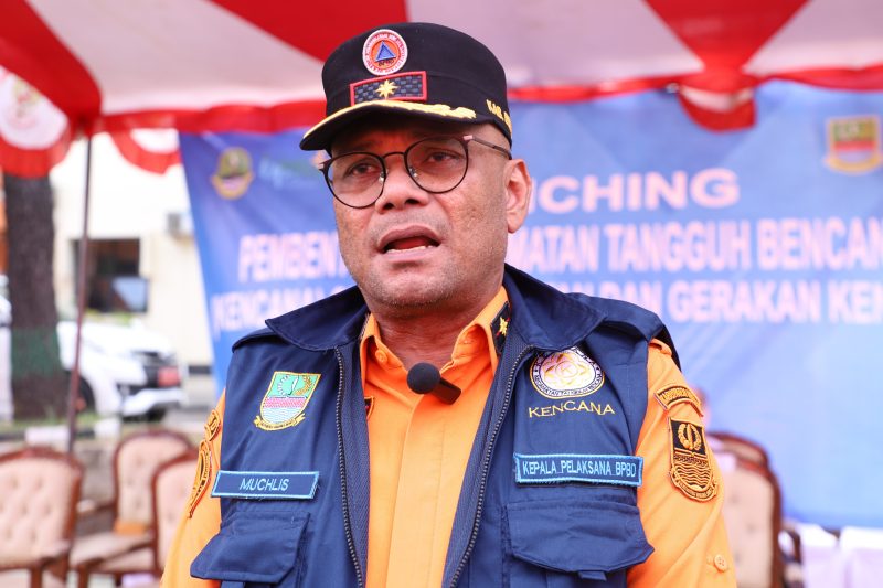 Kepala Pelaksana Badan Penanggulangan Bencana Daerah (BPBD) Kabupaten Bekasi, Muchlis, menyampaikan imbauan kepada masyarakat terkait kewaspadaan menghadapi musim kemarau dan potensi kekeringan, dalam kegiatan peluncuran program Kecamatan Tangguh Bencana dan Gerakan Kencana di Kabupaten Bekasi.

