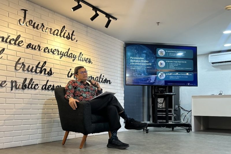 Staf Ahli Bidang Sosial Ekonomi dan Budaya Kementerian Komunikasi dan Digital (Komdigi) Wijaya Kusumawardhana dalam acara Ngopi Bareng di Kantor Komdigi pada Jumat (11/7/2025).