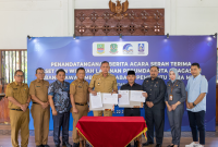 Bupati Bekasi Ade Kuswara Kunang bersama Wali Kota Bekasi Tri Adhianto memperlihatkan dokumen Berita Acara Serah Terima dua aset operasional Perumda Tirta Bhagasasi kepada Perumda Tirta Patriot, yang berlangsung di Pendopo Wali Kota Bekasi, Senin (22/7/2025). Penyerahan ini merupakan bagian dari proses pemisahan aset antara Pemerintah Kabupaten dan Kota Bekasi guna mendukung optimalisasi pelayanan air bersih bagi masyarakat.

