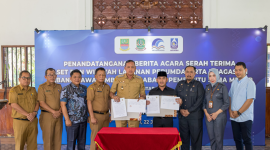 Bupati Bekasi Ade Kuswara Kunang bersama Wali Kota Bekasi Tri Adhianto memperlihatkan dokumen Berita Acara Serah Terima dua aset operasional Perumda Tirta Bhagasasi kepada Perumda Tirta Patriot, yang berlangsung di Pendopo Wali Kota Bekasi, Senin (22/7/2025). Penyerahan ini merupakan bagian dari proses pemisahan aset antara Pemerintah Kabupaten dan Kota Bekasi guna mendukung optimalisasi pelayanan air bersih bagi masyarakat.

