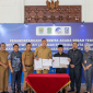 Bupati Bekasi Ade Kuswara Kunang bersama Wali Kota Bekasi Tri Adhianto memperlihatkan dokumen Berita Acara Serah Terima dua aset operasional Perumda Tirta Bhagasasi kepada Perumda Tirta Patriot, yang berlangsung di Pendopo Wali Kota Bekasi, Senin (22/7/2025). Penyerahan ini merupakan bagian dari proses pemisahan aset antara Pemerintah Kabupaten dan Kota Bekasi guna mendukung optimalisasi pelayanan air bersih bagi masyarakat.

