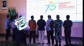 Wakil Bupati Bekasi Asep Surya Atmaja bersama jajaran Forkopimda secara simbolis meluncurkan Logo dan Tema Hari Jadi ke-75 Kabupaten Bekasi bertajuk “Bangkit, Maju, Sejahtera” di Gedung Swatantra Wibawa Mukti, Cikarang Pusat, Kamis (24/07/2025). Logo tersebut mencerminkan semangat kolaborasi dan kebangkitan daerah menuju masa depan yang lebih baik.

