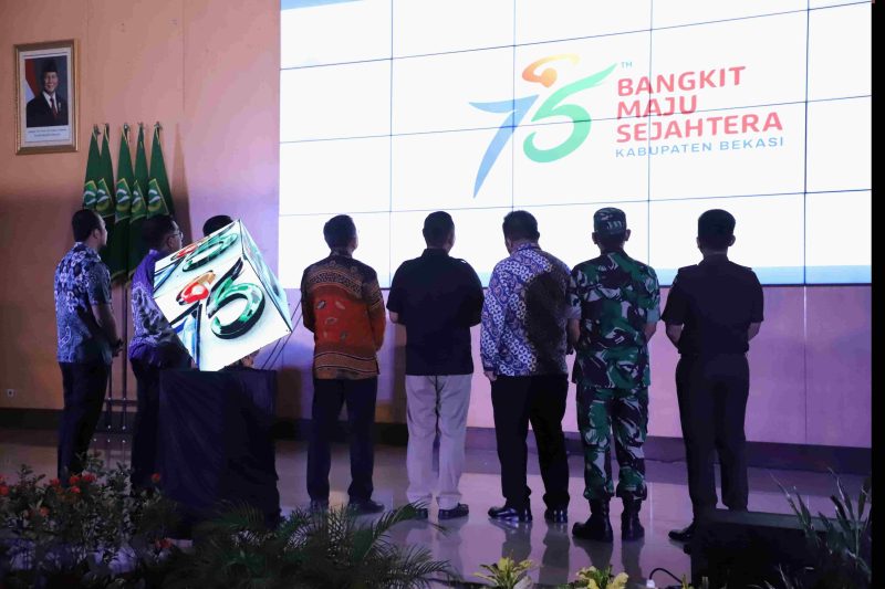 Wakil Bupati Bekasi Asep Surya Atmaja bersama jajaran Forkopimda secara simbolis meluncurkan Logo dan Tema Hari Jadi ke-75 Kabupaten Bekasi bertajuk “Bangkit, Maju, Sejahtera” di Gedung Swatantra Wibawa Mukti, Cikarang Pusat, Kamis (24/07/2025). Logo tersebut mencerminkan semangat kolaborasi dan kebangkitan daerah menuju masa depan yang lebih baik.

