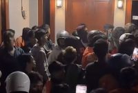 Ratusan driver ShopeeFood Jogja melakukan aksi solidaritas dengan menggeruduk sebuah rumah warga yang mereka juluki Mas Pelayaran (Istimewa)
