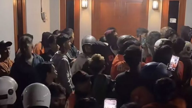 Ratusan driver ShopeeFood Jogja melakukan aksi solidaritas dengan menggeruduk sebuah rumah warga yang mereka juluki Mas Pelayaran (Istimewa)
