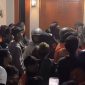 Ratusan driver ShopeeFood Jogja melakukan aksi solidaritas dengan menggeruduk sebuah rumah warga yang mereka juluki Mas Pelayaran (Istimewa)
