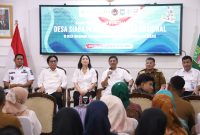 Wakil Menteri Kesehatan RI, dr. Dante Saksono Harbuwono (memegang mikrofon), didampingi Wakil Menteri PPPA Veronika VT Tan, Deputi II KSP Abetnego Tarigan, serta sejumlah pejabat lintas kementerian, saat menghadiri kegiatan Monitoring dan Evaluasi Desa Siaga Peduli TBC Tingkat Nasional di Desa Sukadami, Kecamatan Cikarang Selatan, Kabupaten Bekasi, Senin (14/7/2025). Acara ini menegaskan komitmen pemerintah dalam penguatan layanan kesehatan berbasis komunitas dan pemberdayaan kader perempuan di tingkat desa.

