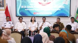Wakil Menteri Kesehatan RI, dr. Dante Saksono Harbuwono (memegang mikrofon), didampingi Wakil Menteri PPPA Veronika VT Tan, Deputi II KSP Abetnego Tarigan, serta sejumlah pejabat lintas kementerian, saat menghadiri kegiatan Monitoring dan Evaluasi Desa Siaga Peduli TBC Tingkat Nasional di Desa Sukadami, Kecamatan Cikarang Selatan, Kabupaten Bekasi, Senin (14/7/2025). Acara ini menegaskan komitmen pemerintah dalam penguatan layanan kesehatan berbasis komunitas dan pemberdayaan kader perempuan di tingkat desa.

