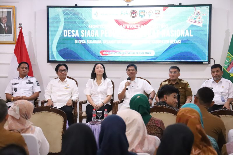 Wakil Menteri Kesehatan RI, dr. Dante Saksono Harbuwono (memegang mikrofon), didampingi Wakil Menteri PPPA Veronika VT Tan, Deputi II KSP Abetnego Tarigan, serta sejumlah pejabat lintas kementerian, saat menghadiri kegiatan Monitoring dan Evaluasi Desa Siaga Peduli TBC Tingkat Nasional di Desa Sukadami, Kecamatan Cikarang Selatan, Kabupaten Bekasi, Senin (14/7/2025). Acara ini menegaskan komitmen pemerintah dalam penguatan layanan kesehatan berbasis komunitas dan pemberdayaan kader perempuan di tingkat desa.

