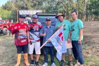 Para panitia dan peserta berpose bersama di tengah gelaran National Championship Adventure Competition 2025 di Karang Kitri, Bojongmangu, Kabupaten Bekasi. Event ini memperkuat posisi Karang Kitri sebagai destinasi wisata petualangan unggulan di Indonesia.

