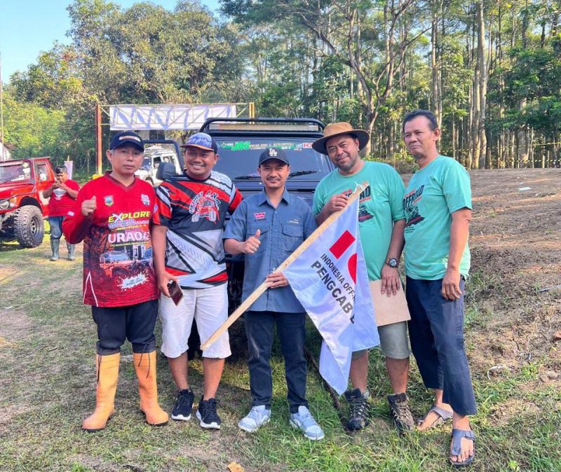 Para panitia dan peserta berpose bersama di tengah gelaran National Championship Adventure Competition 2025 di Karang Kitri, Bojongmangu, Kabupaten Bekasi. Event ini memperkuat posisi Karang Kitri sebagai destinasi wisata petualangan unggulan di Indonesia.

