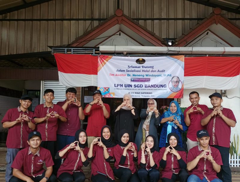 Tim Auditor LPH UIN Sunan Gunung Djati Bandung bersama jajaran CV Diaz Catering berfoto bersama usai kegiatan sosialisasi halal dan audit di Gandamekar, Cikarang Barat, Kabupaten Bekasi, Minggu (3/8/2025).
