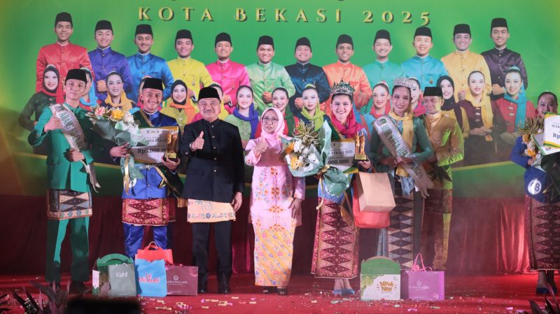 Wakil Wali Kota Bekasi Abdul Harris Bobihoe bersama istri, Wuri Handayani Harris Bobihoe, berfoto bersama pemenang Abang dan Mpok Kota Bekasi 2025, Alif Alfarabi dan Olivia Keizia, usai penobatan di BSI Convention Center, Bekasi Utara, Jumat (8/8/2025).

