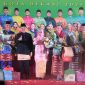 Wakil Wali Kota Bekasi Abdul Harris Bobihoe bersama istri, Wuri Handayani Harris Bobihoe, berfoto bersama pemenang Abang dan Mpok Kota Bekasi 2025, Alif Alfarabi dan Olivia Keizia, usai penobatan di BSI Convention Center, Bekasi Utara, Jumat (8/8/2025).
