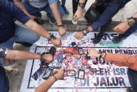 Sejumlah jurnalis yang tergabung dalam JMSI Batang–Pekalongan menggelar aksi solidaritas dengan mengenakan pita hitam di tangan, menaburkan bunga, serta meletakkan kartu identitas pers di atas poster sebagai bentuk duka dan protes atas pembunuhan jurnalis Al Jazeera