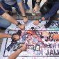 Sejumlah jurnalis yang tergabung dalam JMSI Batang–Pekalongan menggelar aksi solidaritas dengan mengenakan pita hitam di tangan, menaburkan bunga, serta meletakkan kartu identitas pers di atas poster sebagai bentuk duka dan protes atas pembunuhan jurnalis Al Jazeera
